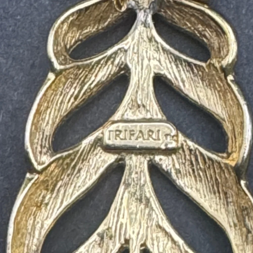 Trifari Vintage feather drop gold earrings,leaf bracelet,pearl brooch set of 3 - Picture 7 of 10